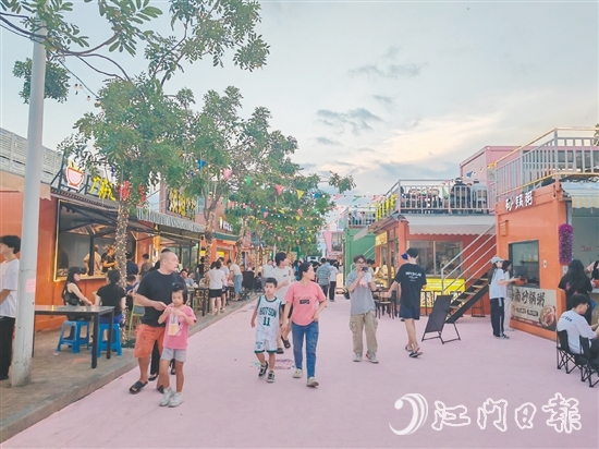 南職大學路限時步行街啟用后，吸引周邊群眾、師生及游客前來打卡。