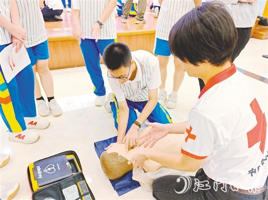 學(xué)生在講師的指導(dǎo)下反復(fù)練習(xí)，熟練掌握急救動(dòng)作要領(lǐng)。