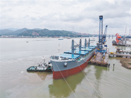 銀湖碼頭首艘新造出口船舶順利離港。