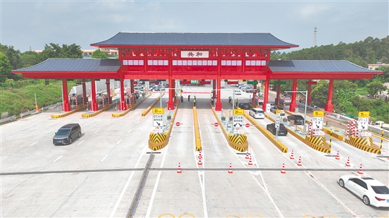 江鶴高速新共和收費站正式通車，成為本地又一特色門戶。