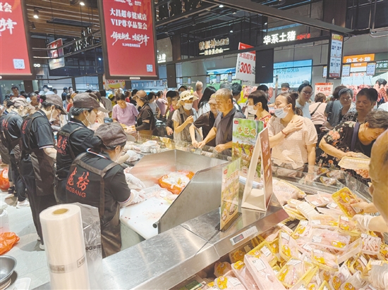 前來購物的顧客絡(luò)繹不絕。