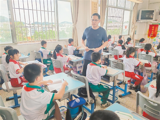 馮健成認(rèn)為，教書育人從來不是一份簡單的工作。