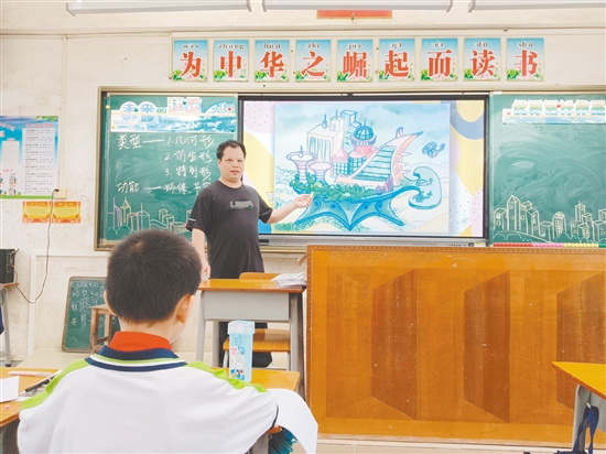 張朝峰堅(jiān)信美術(shù)教育不僅是技能的傳授，更是美的啟蒙。