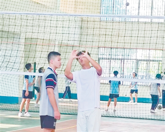 “冠軍校友”回到母校，為學校排球隊的隊員進行指導。