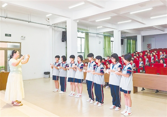 任遠(yuǎn)中學(xué)面向七年級女生開設(shè)衛(wèi)生與健康教育課。