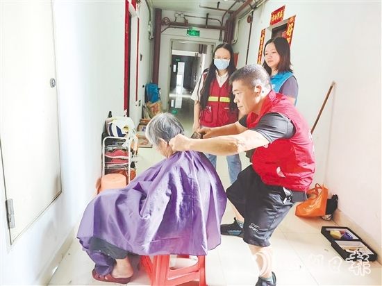 天福社區(qū)開展義剪活動，工作人員上門為行動不便老人理發(fā)。