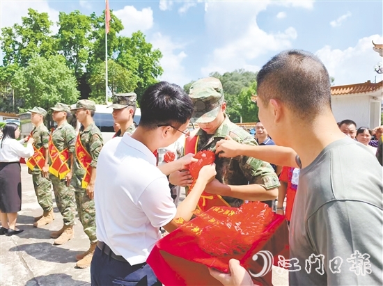 新兵歡送會現(xiàn)場。