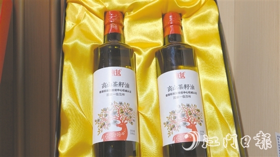 東哲品牌的茶籽油，煎炒炸皆適宜。