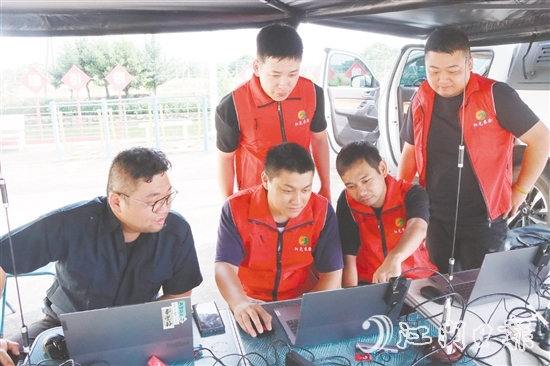 無(wú)人機(jī)團(tuán)隊(duì)開(kāi)展遙感驗(yàn)標(biāo)工作。