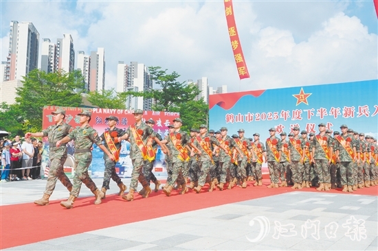 新兵們精神抖擻。