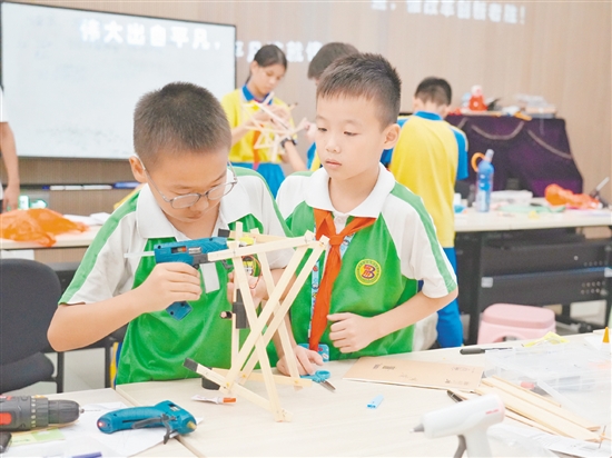 鶴山市積極舉辦各類青少年科技賽事，通過以賽促學(xué)、以賽促創(chuàng)的方式，為青少年搭建展示創(chuàng)意和動(dòng)手能力的平臺(tái)。