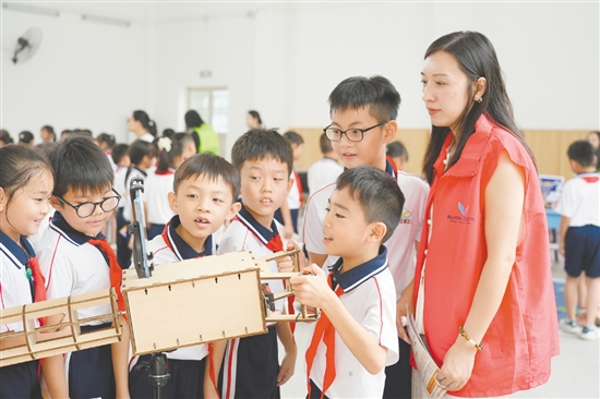 鶴山市舉辦“科普進(jìn)校園，點(diǎn)亮科技?jí)簟被顒?dòng)，學(xué)生們動(dòng)手操作設(shè)備，直觀了解科學(xué)原理在實(shí)際生活中的應(yīng)用，感受科技的無窮魅力。