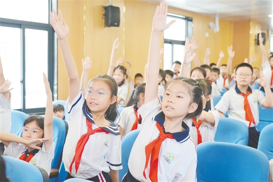 在有獎(jiǎng)問答互動(dòng)環(huán)節(jié)，學(xué)生們踴躍舉手答題，在輕松愉快的氛圍中掌握“兩熱”防控知識。