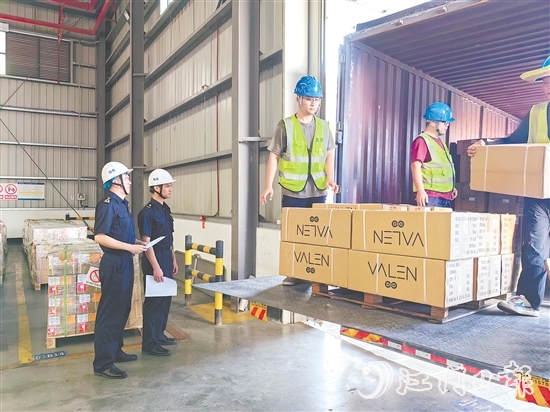 江門海關(guān)關(guān)員對(duì)出口拼箱貨物進(jìn)行監(jiān)管。江關(guān)宣供圖