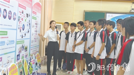 通過聆聽講解、動手體驗，臺山一中的同學(xué)們對無線電技術(shù)知識有了更好的理解。