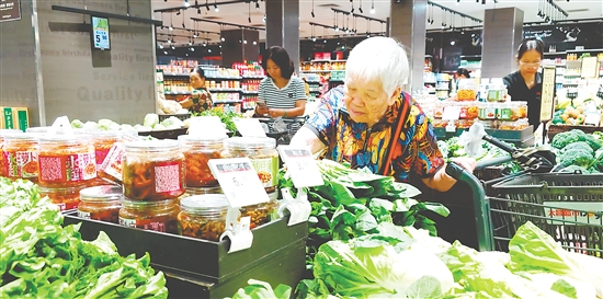 我市商超、農貿市場貨足價穩(wěn)，市民淡定備貨。