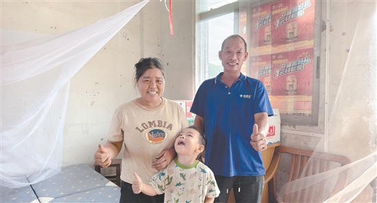 看到鶴山市雅瑤鎮(zhèn)建良村安置點配備完善，韋小江一家臉上露出了笑容。