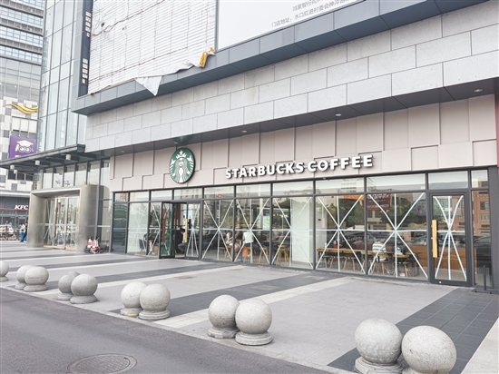 我市商戶、市民用各種小技巧加固玻璃幕墻。圖為開平東匯城部分商戶貼“米”字膠帶防風。