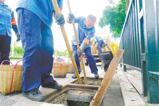 城管部門組織人員對轄區(qū)主干道的雨水口、雨水檢查井進行重點清淤。