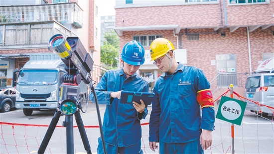 根據(jù)無人機實時傳回的畫面，運維人員調(diào)整激光炮參數(shù)。受訪者供圖