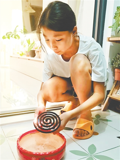 棠下實驗小學(xué)學(xué)生在家點蚊香。