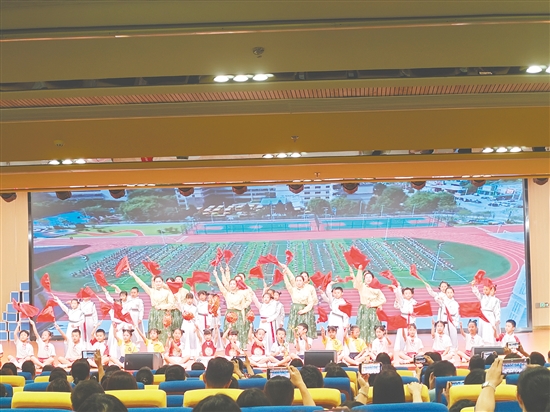 同學(xué)們帶來精彩的經(jīng)典誦讀表演。