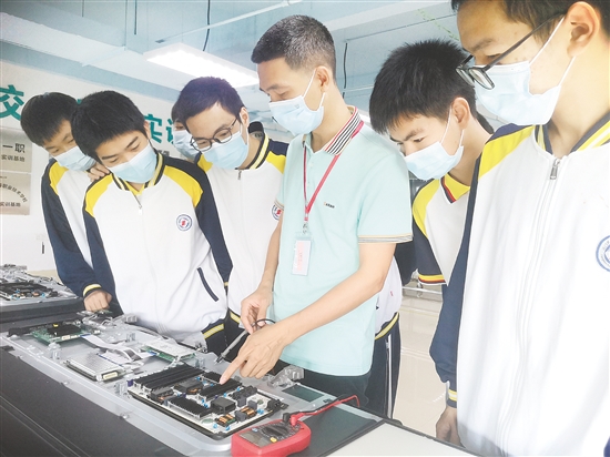 江門一職學(xué)生在企業(yè)實(shí)習(xí)。