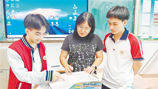 周玉貞（圖中）耐心輔導(dǎo)學(xué)生。