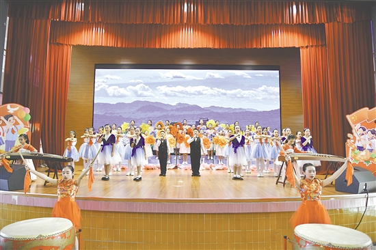 西郊小學讓美妙的歌聲成為校園文化不可或缺的部分。