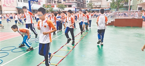 在西郊小學，田徑場不僅是強健體魄的跑道，更是錘煉意志品格的熔爐。