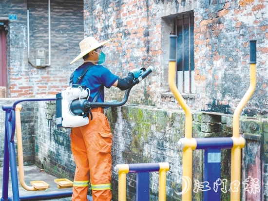 專業(yè)消殺員對公共區(qū)域進(jìn)行消殺。