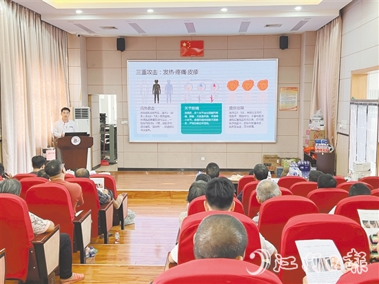 禮樂中心小學(xué)應(yīng)急避難場所組織醫(yī)護(hù)人員講解滅蚊知識(shí)。