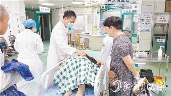 臺(tái)風(fēng)肆虐期間，醫(yī)護(hù)人員救治急癥患者。