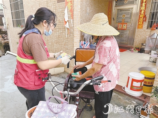 臺(tái)風(fēng)來臨前，網(wǎng)格員上門宣傳防蚊防臺(tái)風(fēng)知識(shí)，并派發(fā)滅蚊片、蚊香等。