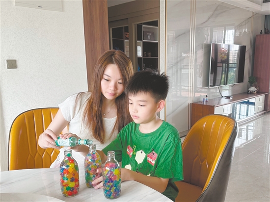 江門市農(nóng)林小學(xué)的學(xué)生在家里和家長(zhǎng)一起自制驅(qū)蚊水。