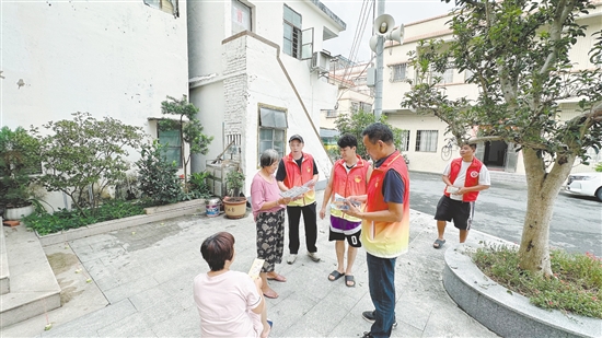 蓬江區(qū)杜阮鎮(zhèn)長喬村新時代文明實踐站黨員干部向村民發(fā)放滅蚊煙片和《關于做好臺風“樺加沙”防御及居家滅蚊告知書》。