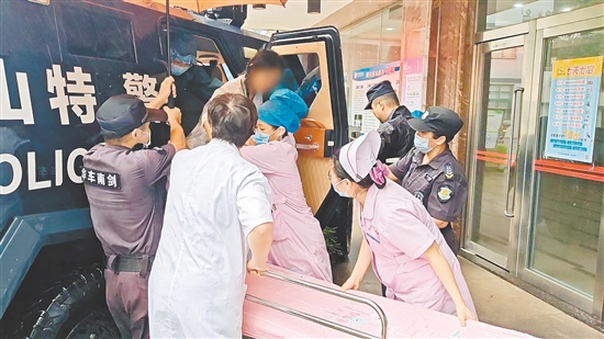 臺(tái)山市公安局民輔警在臺(tái)風(fēng)中劈開“生命通道”，成功將一名臨產(chǎn)孕婦平安轉(zhuǎn)移到醫(yī)院分娩。臺(tái)山公安供圖