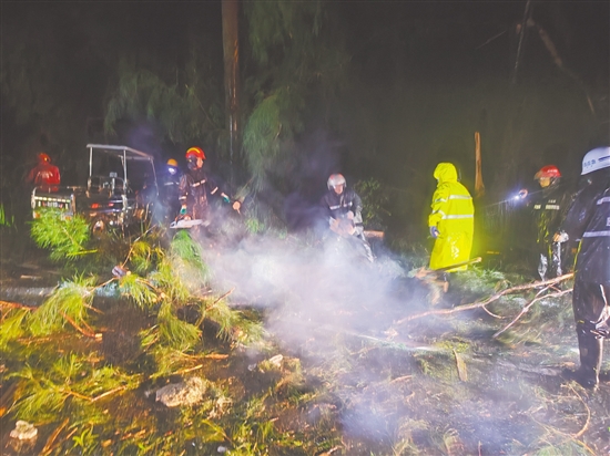 風(fēng)雨勢(shì)頭稍減，川島鎮(zhèn)政府迅速聯(lián)合臺(tái)山市交通陸島開發(fā)公司、臺(tái)山市川山群島旅游發(fā)展有限公司奔赴山咀港進(jìn)港路開展路面清障工作。川島鎮(zhèn)供圖