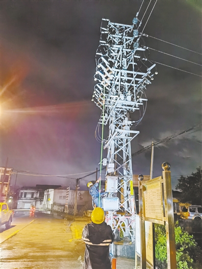 昨晚，江門新會(huì)供電局搶修隊(duì)伍對(duì)110kV七堡站10千伏墟鎮(zhèn)線開展停電操作，為后續(xù)搶修做好準(zhǔn)備。