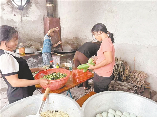 臺(tái)山市沖蔞鎮(zhèn)西坑村臨時(shí)安置點(diǎn)里，村干部帶著黨員志愿者在廚房里忙前忙后，村民也自發(fā)幫忙做飯，讓群眾不在家也能吃上暖心熱飯。沖蔞鎮(zhèn)供圖