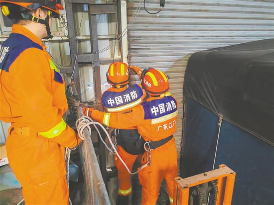 昨日14時(shí)許，江海區(qū)一處廠房卷簾門被強(qiáng)風(fēng)吹至變形，存在安全隱患，消防隊(duì)員立即趕赴現(xiàn)場(chǎng)，利用設(shè)備對(duì)變形門框進(jìn)行復(fù)位固定，并協(xié)助廠方轉(zhuǎn)移周邊易損物資。江海消防供圖