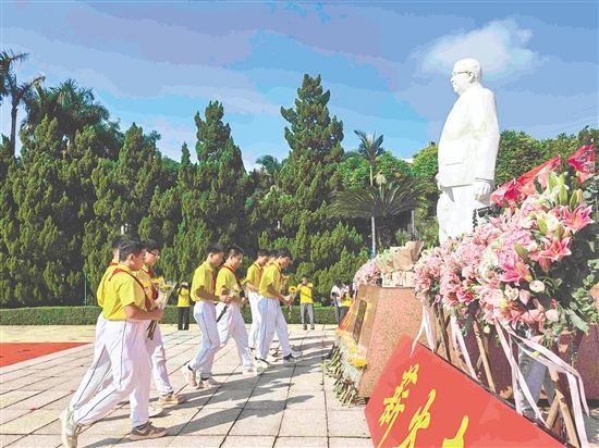 新會(huì)學(xué)子向陳經(jīng)綸先生石像獻(xiàn)花、鞠躬，表達(dá)心中的敬意和感恩之情。