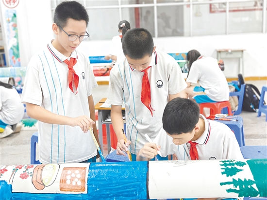 同學(xué)們在進行“二十四節(jié)氣”主題塑料管作品創(chuàng)作。