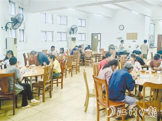 轉(zhuǎn)移安置的建筑工人在白沙街道應(yīng)急庇護(hù)中心有序就餐。