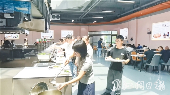 午飯時(shí)間，園區(qū)白領(lǐng)們在人和餐飲新概念智慧餐廳挑選心儀餐食。