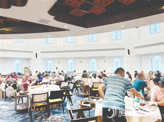 亮慶庭院酒家吸引了周邊市民前來消費(fèi)，帶旺園區(qū)人氣。