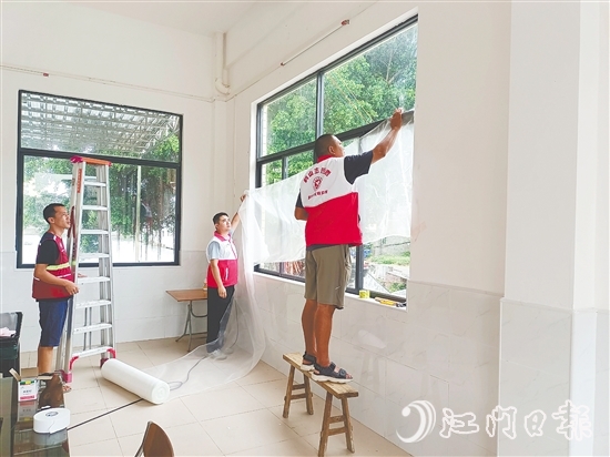 鶴山市各鎮(zhèn)（街）對應急避難場所進行全面消殺滅蚊、紗窗安裝等工作。