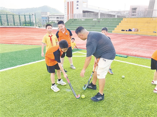 鶴山工業(yè)城第一小學(xué)曲棍球隊(duì)成立。