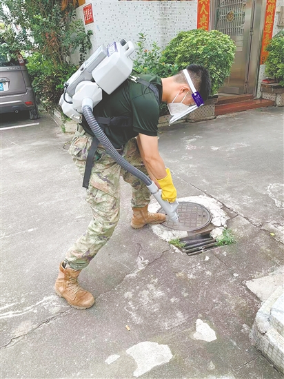 夏北浩民兵排民兵對(duì)農(nóng)村蚊蟲滋生隱患處進(jìn)行仔細(xì)消殺。
