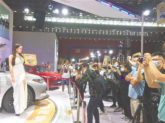 歷屆“十一”車展吸引了眾多消費者前來逛展。